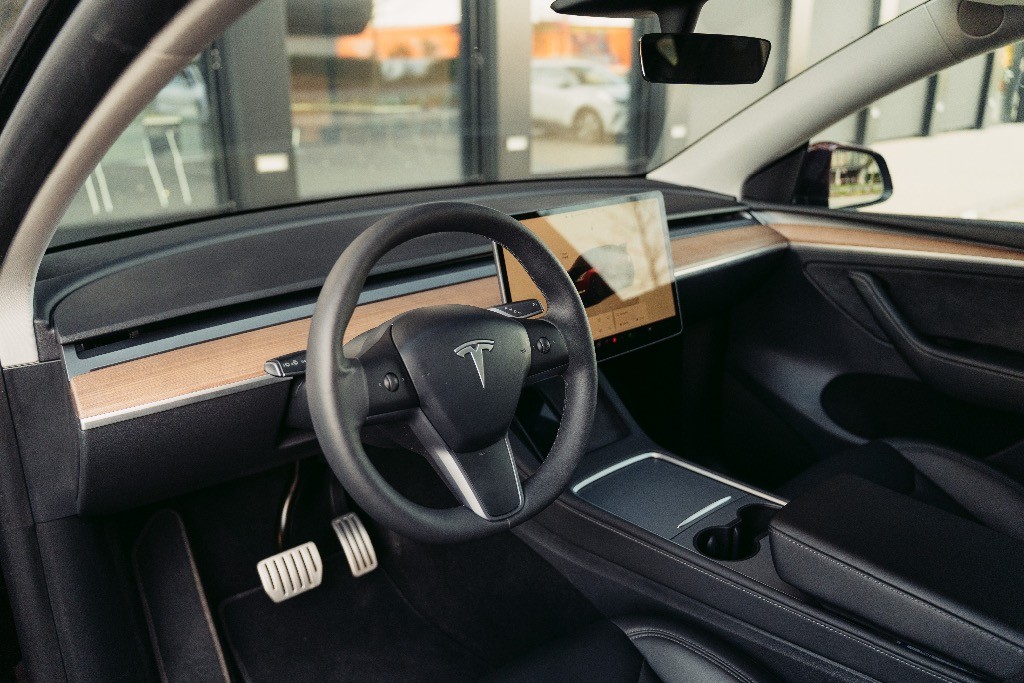 Tesla Model Y Performance – Exkluzívna Midnight Cherry