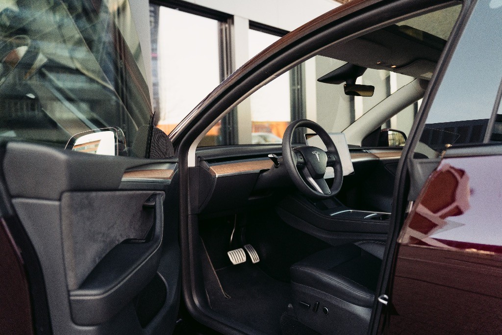 Tesla Model Y Performance – Exkluzívna Midnight Cherry