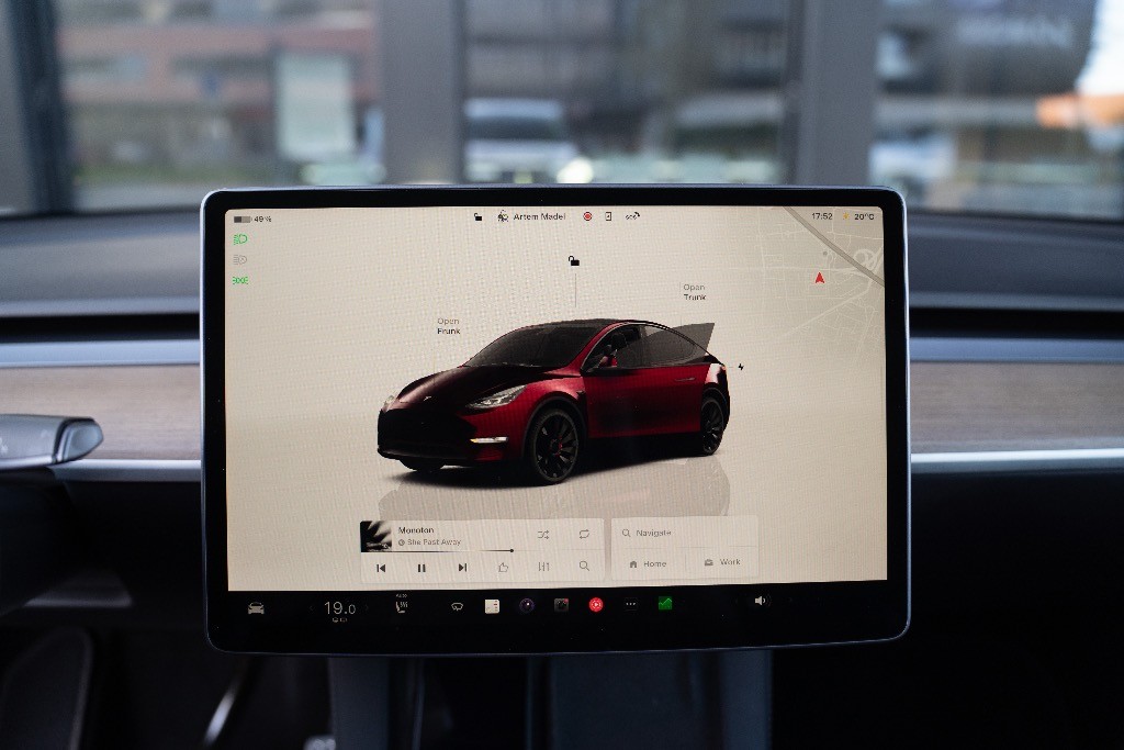 Tesla Model Y Performance – Exkluzívna Midnight Cherry