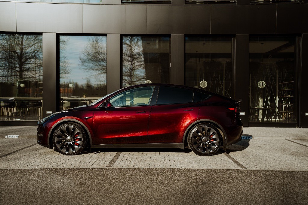 Tesla Model Y Performance – Exkluzívna Midnight Cherry