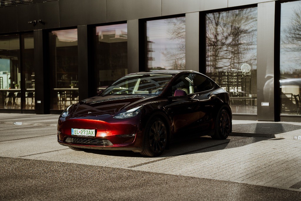 Tesla Model Y Performance – Exkluzívna Midnight Cherry