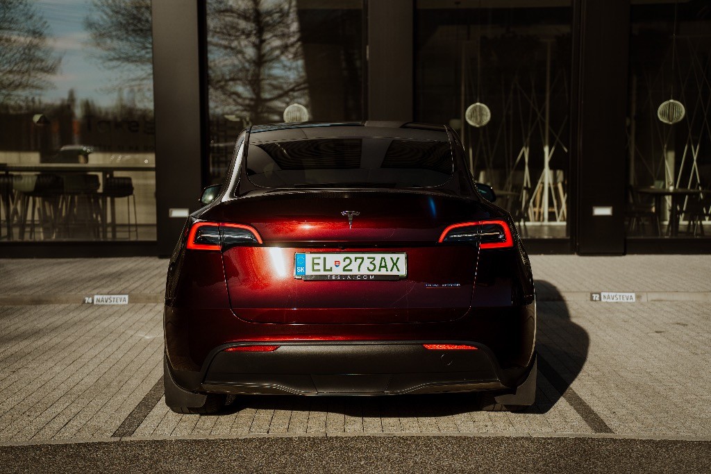 Tesla Model Y Performance – Exkluzívna Midnight Cherry