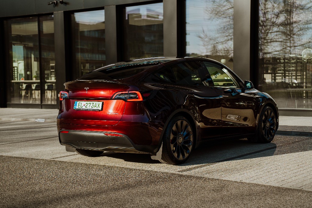 Tesla Model Y Performance – Exkluzívna Midnight Cherry