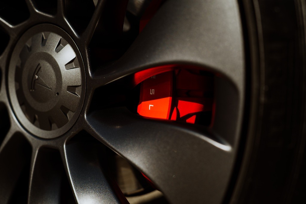 Tesla Model Y Performance – Exkluzívna Midnight Cherry