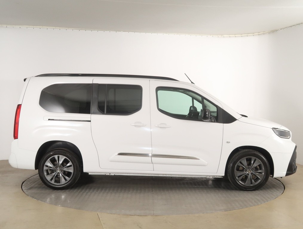 Toyota ProAce City Verso Family 1.5 D-4D Toyota Proace City Verso, Long