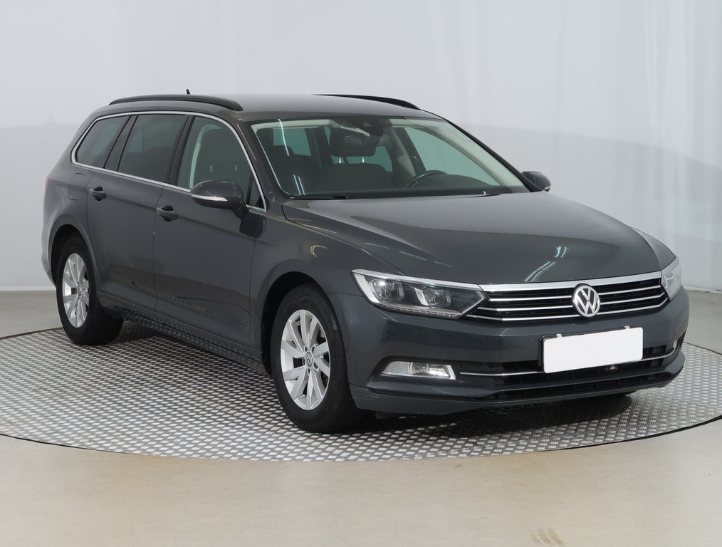 VW Passat Comfortline 2.0 TDI Automat, Navigácia, Tempomat