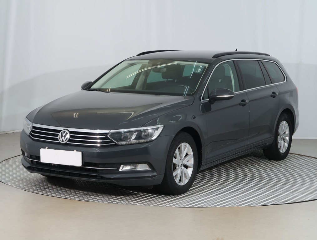 VW Passat Comfortline 2.0 TDI Automat, Navigácia, Tempomat