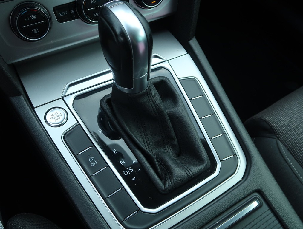 VW Passat Comfortline 2.0 TDI Automat, Navigácia, Tempomat