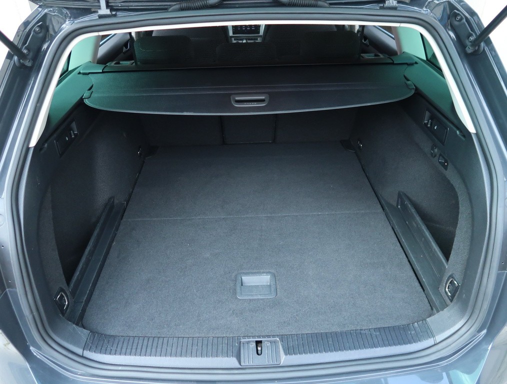 VW Passat Comfortline 2.0 TDI Automat, Navigácia, Tempomat