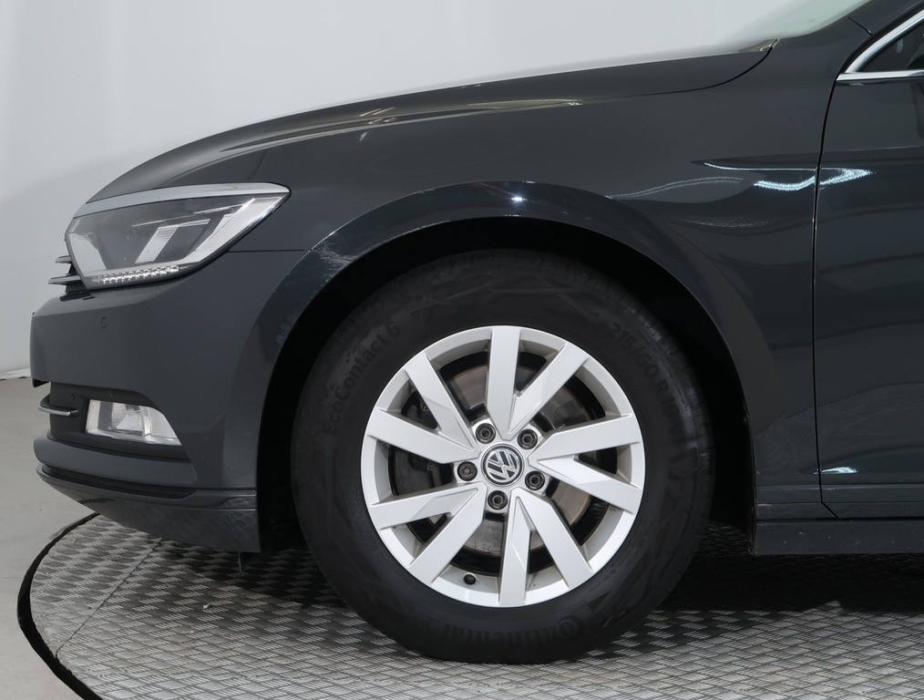 VW Passat Comfortline 2.0 TDI Automat, Navigácia, Tempomat