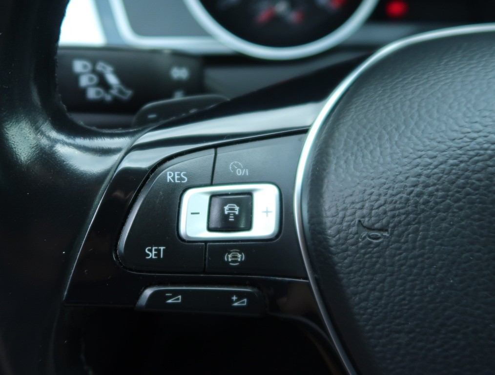 VW Passat Comfortline 2.0 TDI Automat, Navigácia, Tempomat