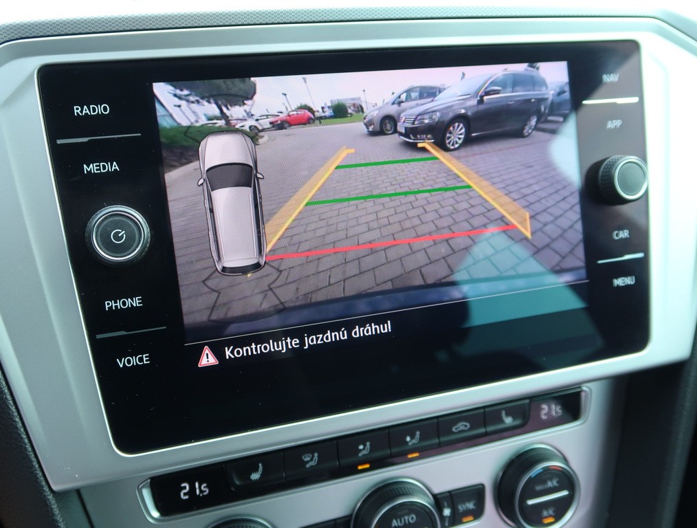 VW Passat Comfortline 2.0 TDI Automat, Navigácia, Tempomat