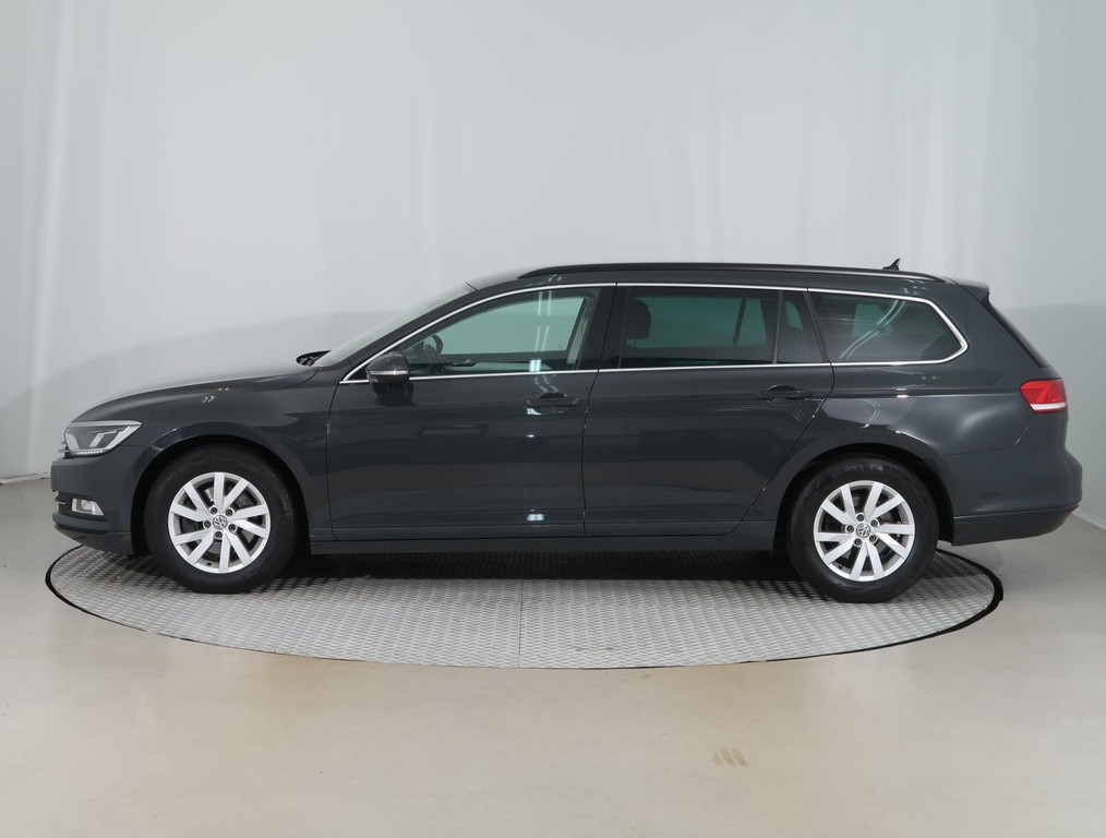 VW Passat Comfortline 2.0 TDI Automat, Navigácia, Tempomat