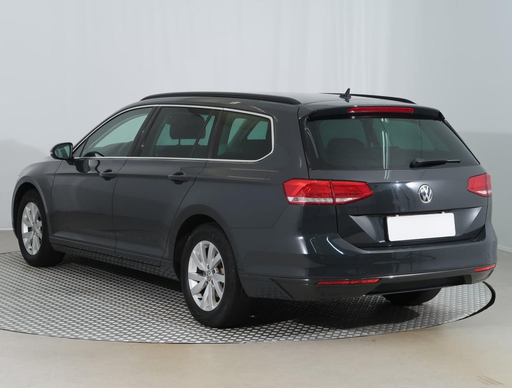 VW Passat Comfortline 2.0 TDI Automat, Navigácia, Tempomat
