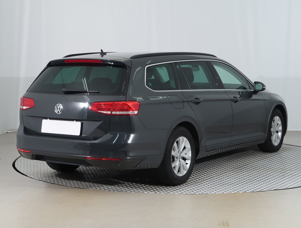 VW Passat Comfortline 2.0 TDI Automat, Navigácia, Tempomat