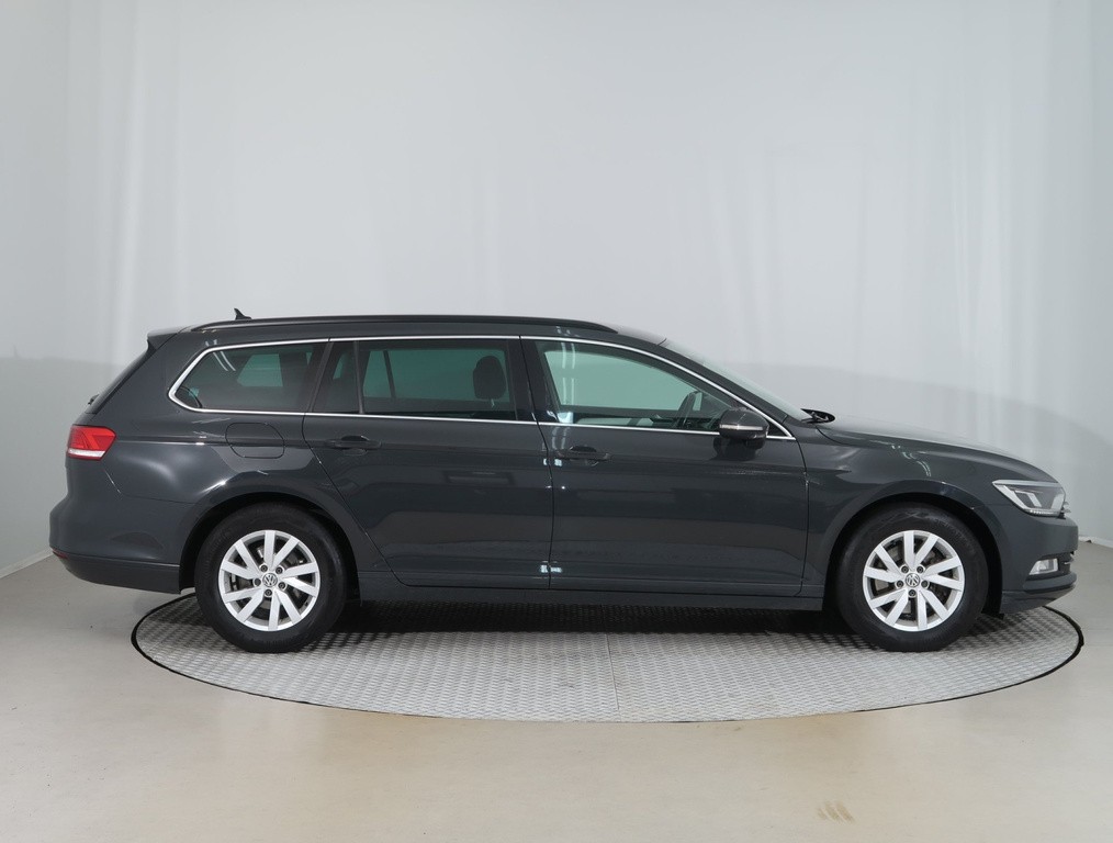 VW Passat Comfortline 2.0 TDI Automat, Navigácia, Tempomat