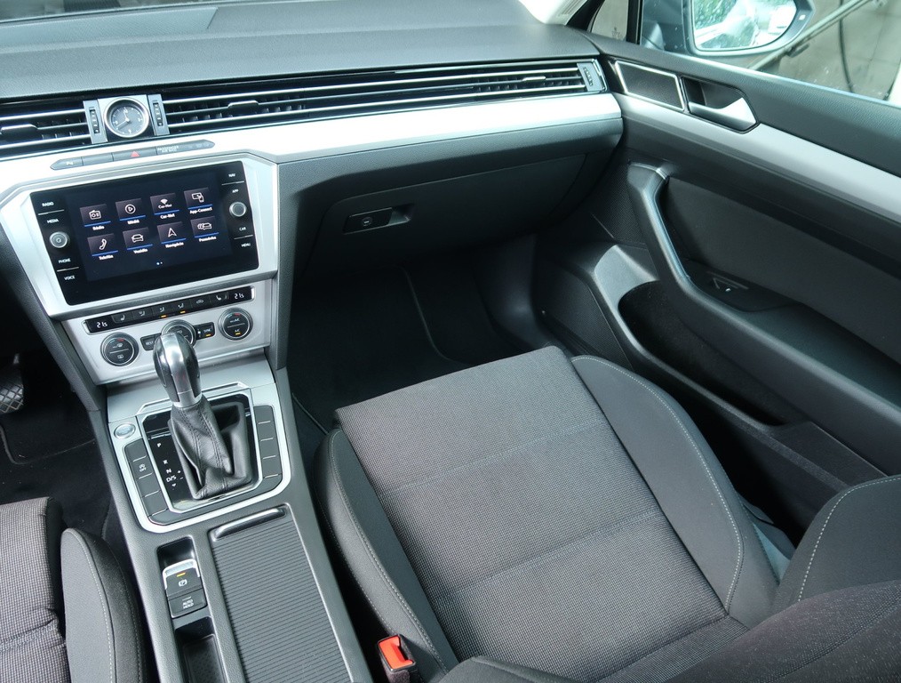 VW Passat Comfortline 2.0 TDI Automat, Navigácia, Tempomat