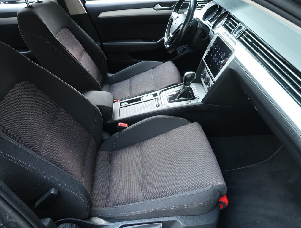 VW Passat Comfortline 2.0 TDI Automat, Navigácia, Tempomat