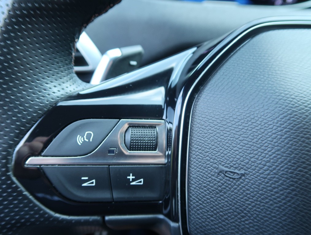 Peugeot 3008 1.2 PureTech 1MAJ,AUTOMAT