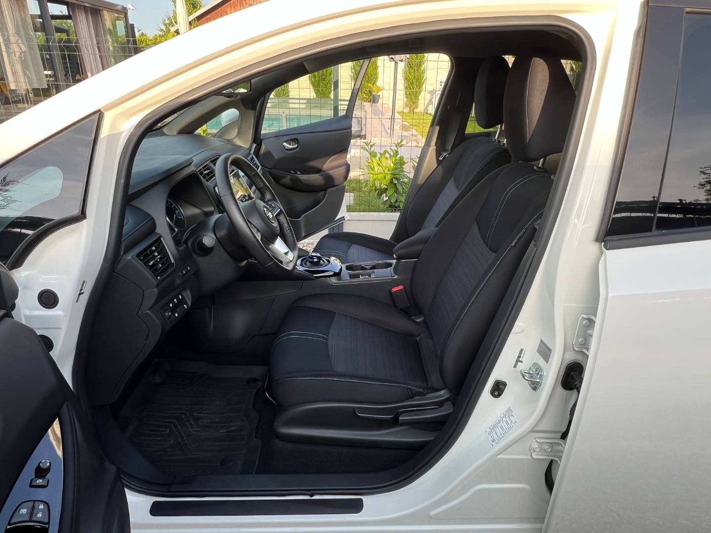 Nissan Leaf N-Connecta 40KWH V ZÁRUKE 360 STUPŇOVÁ KAMERA