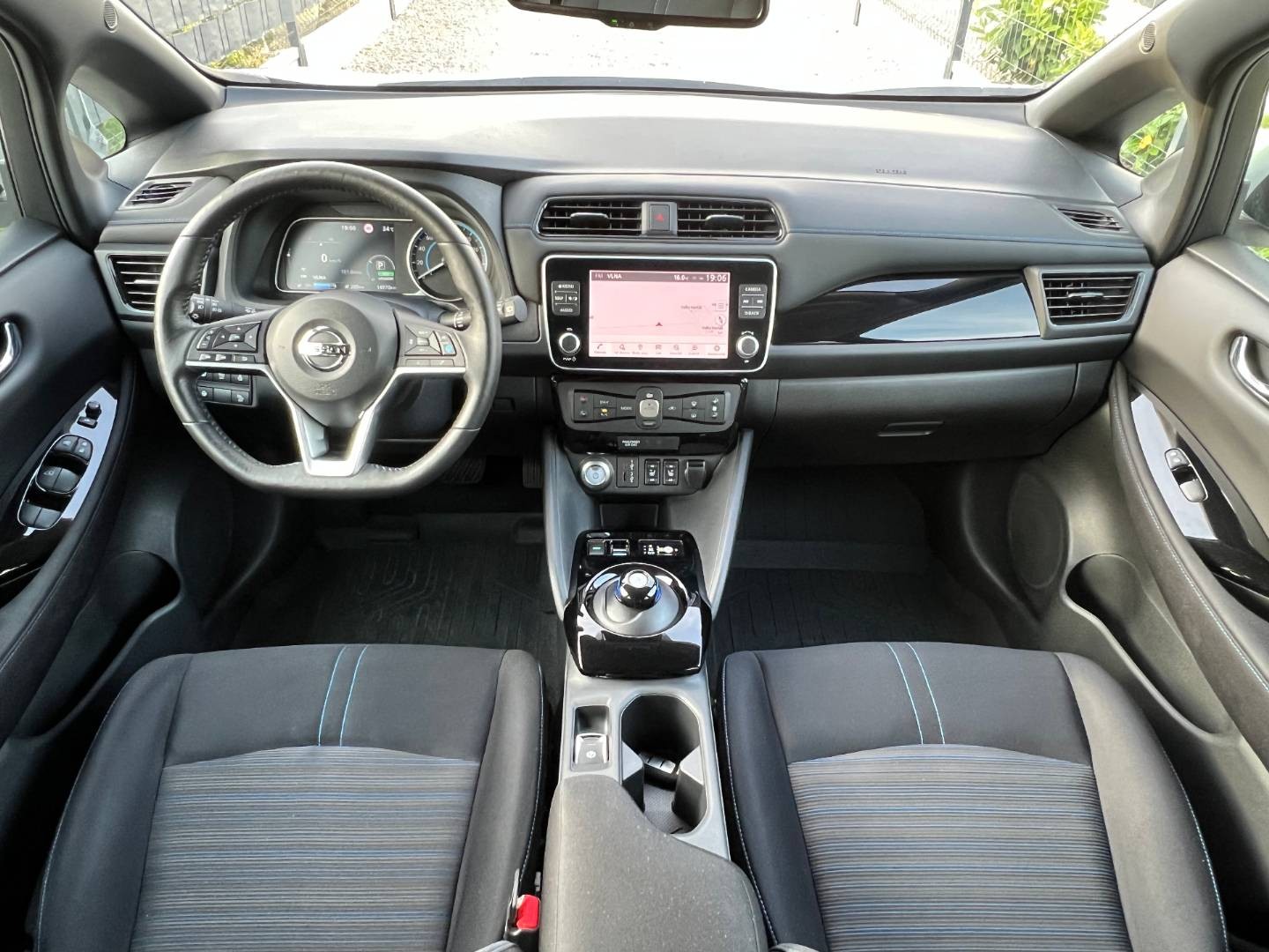 Nissan Leaf N-Connecta 40KWH V ZÁRUKE 360 STUPŇOVÁ KAMERA