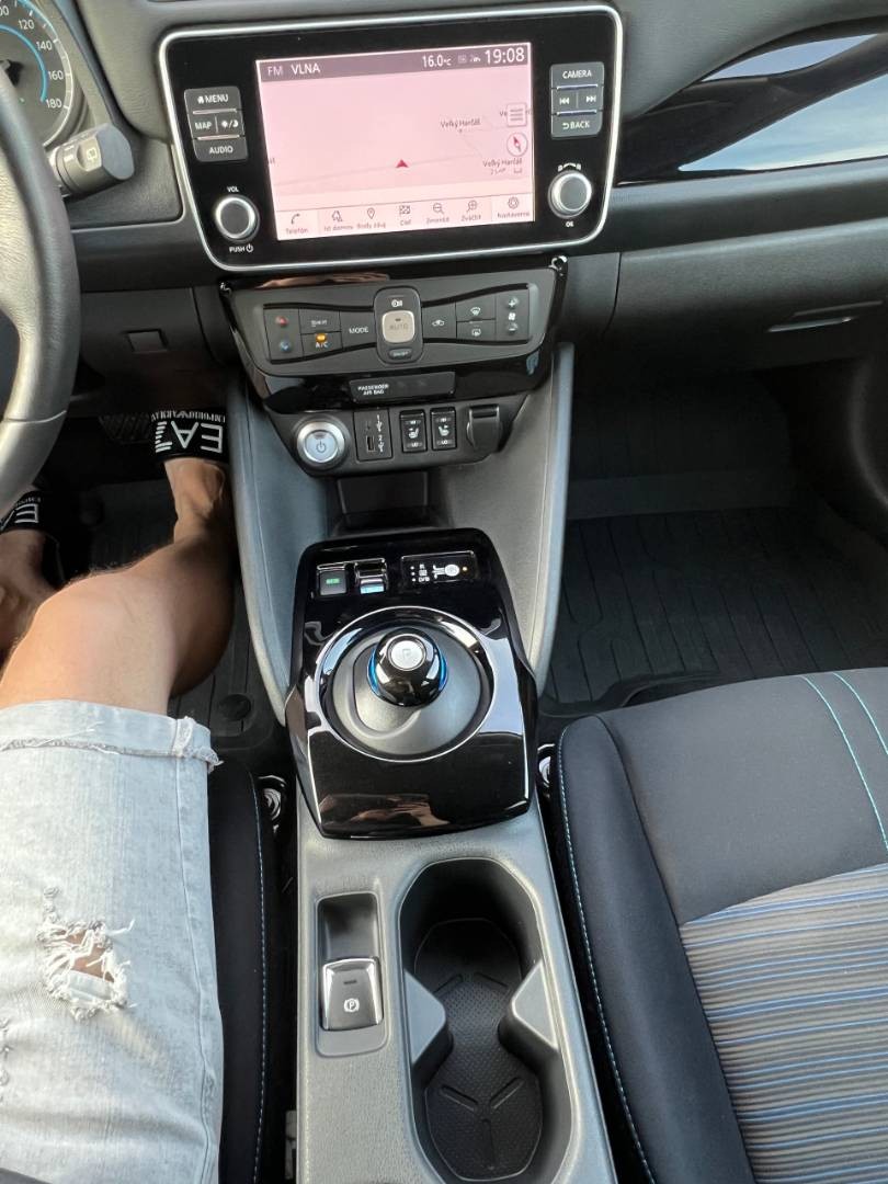 Nissan Leaf N-Connecta 40KWH V ZÁRUKE 360 STUPŇOVÁ KAMERA