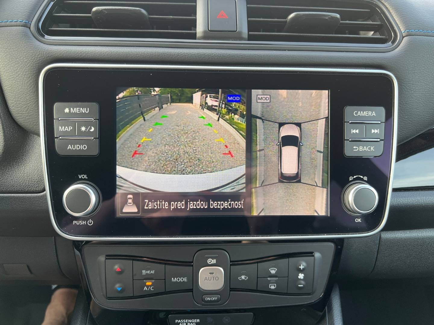 Nissan Leaf N-Connecta 40KWH V ZÁRUKE 360 STUPŇOVÁ KAMERA