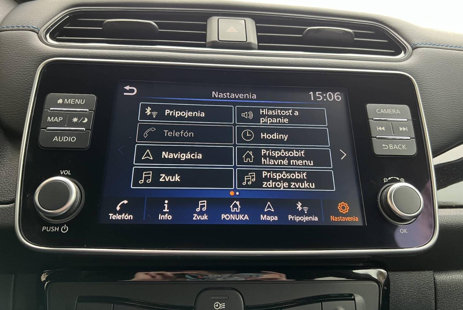 Nissan Leaf N-Connecta 40KWH V ZÁRUKE 360 STUPŇOVÁ KAMERA