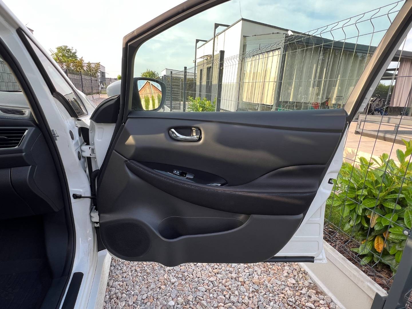 Nissan Leaf N-Connecta 40KWH V ZÁRUKE 360 STUPŇOVÁ KAMERA