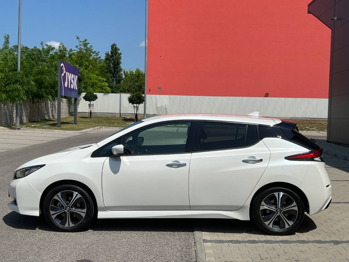 Nissan Leaf N-Connecta 40KWH V ZÁRUKE 360 STUPŇOVÁ KAMERA