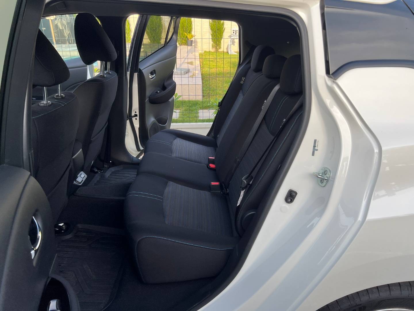Nissan Leaf N-Connecta 40KWH V ZÁRUKE 360 STUPŇOVÁ KAMERA