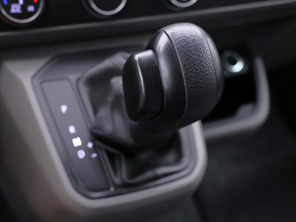 Volkswagen T6 Transporter 2.0 TDi DSG L2
