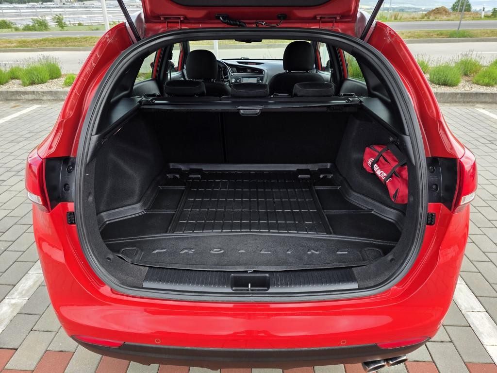 KIA Cee’d Sporty Wagon Combi 100kw Manuál