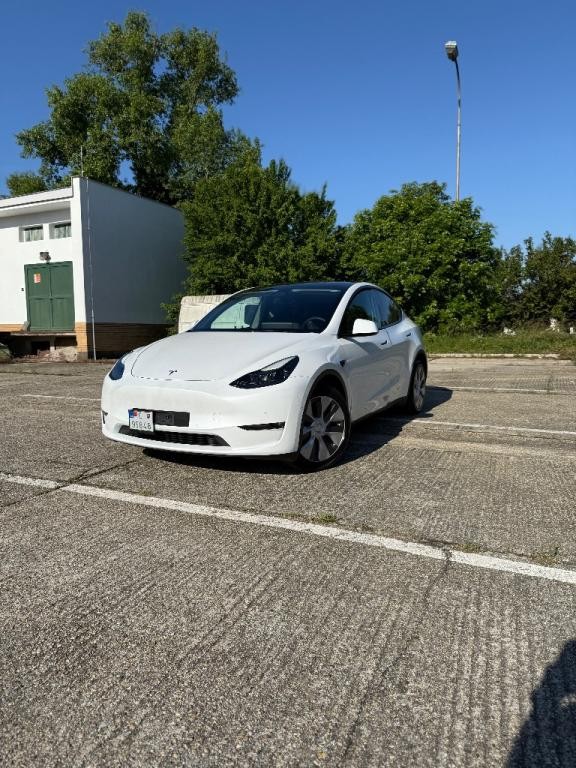Tesla Model Y 79kWh Long Range AWD Autopilot