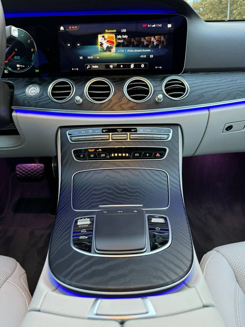 Mercedes-Benz E trieda Sedan 300 de 4MATIC A/T