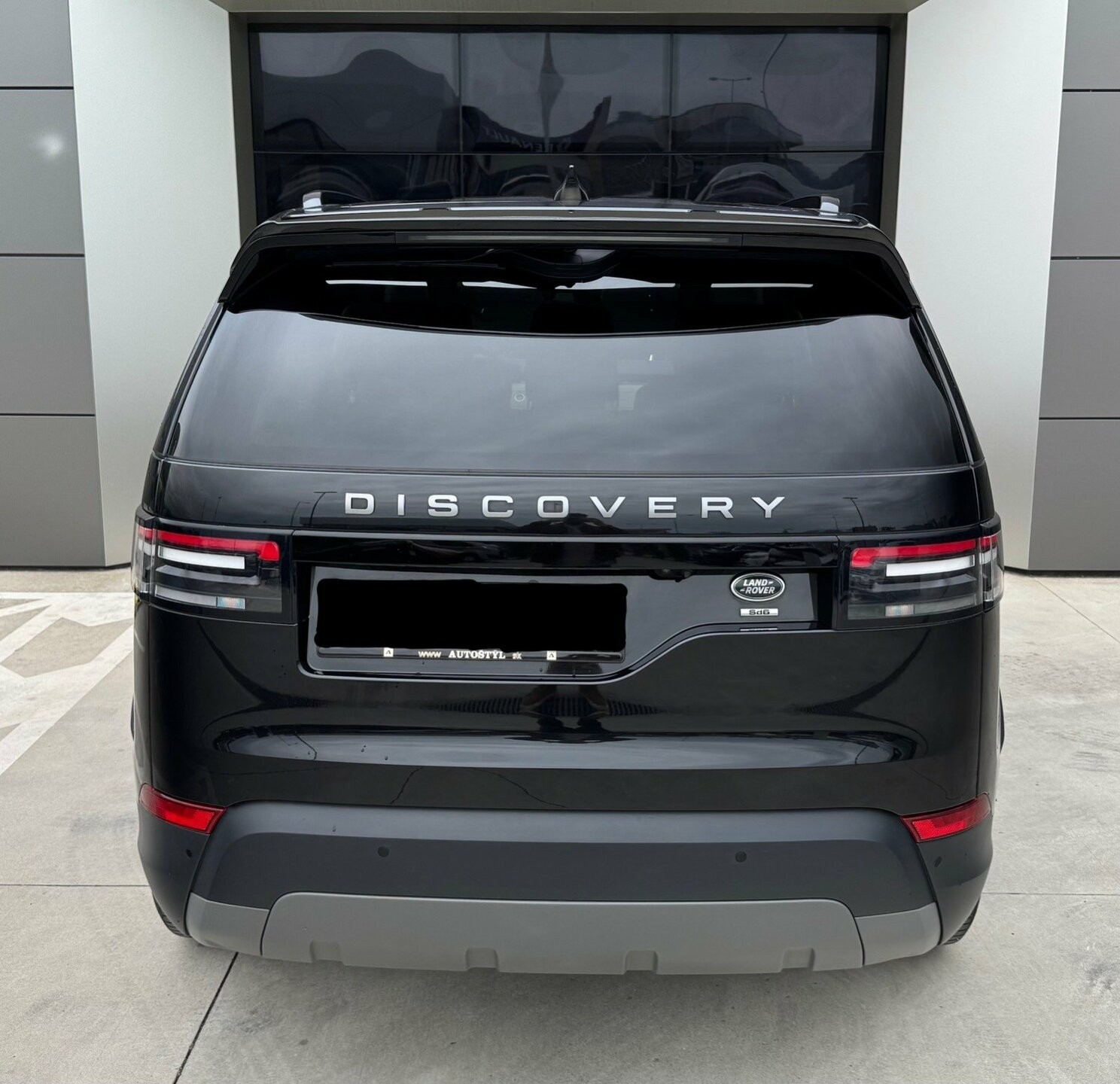 Land Rover Discovery SDV6 306hp SE 7-miestna verzia - VÝPREDAJ SKLADU JAZDENÝCH VOZIDIEL!