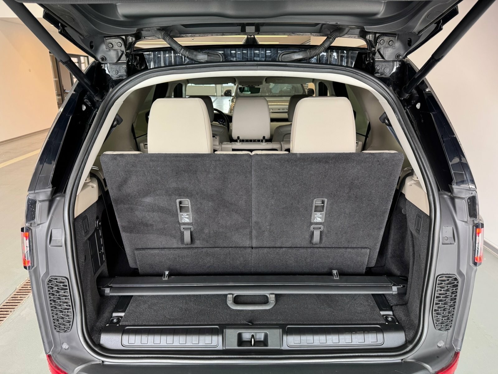 Land Rover Discovery SDV6 306hp SE 7-miestna verzia - VÝPREDAJ SKLADU JAZDENÝCH VOZIDIEL!