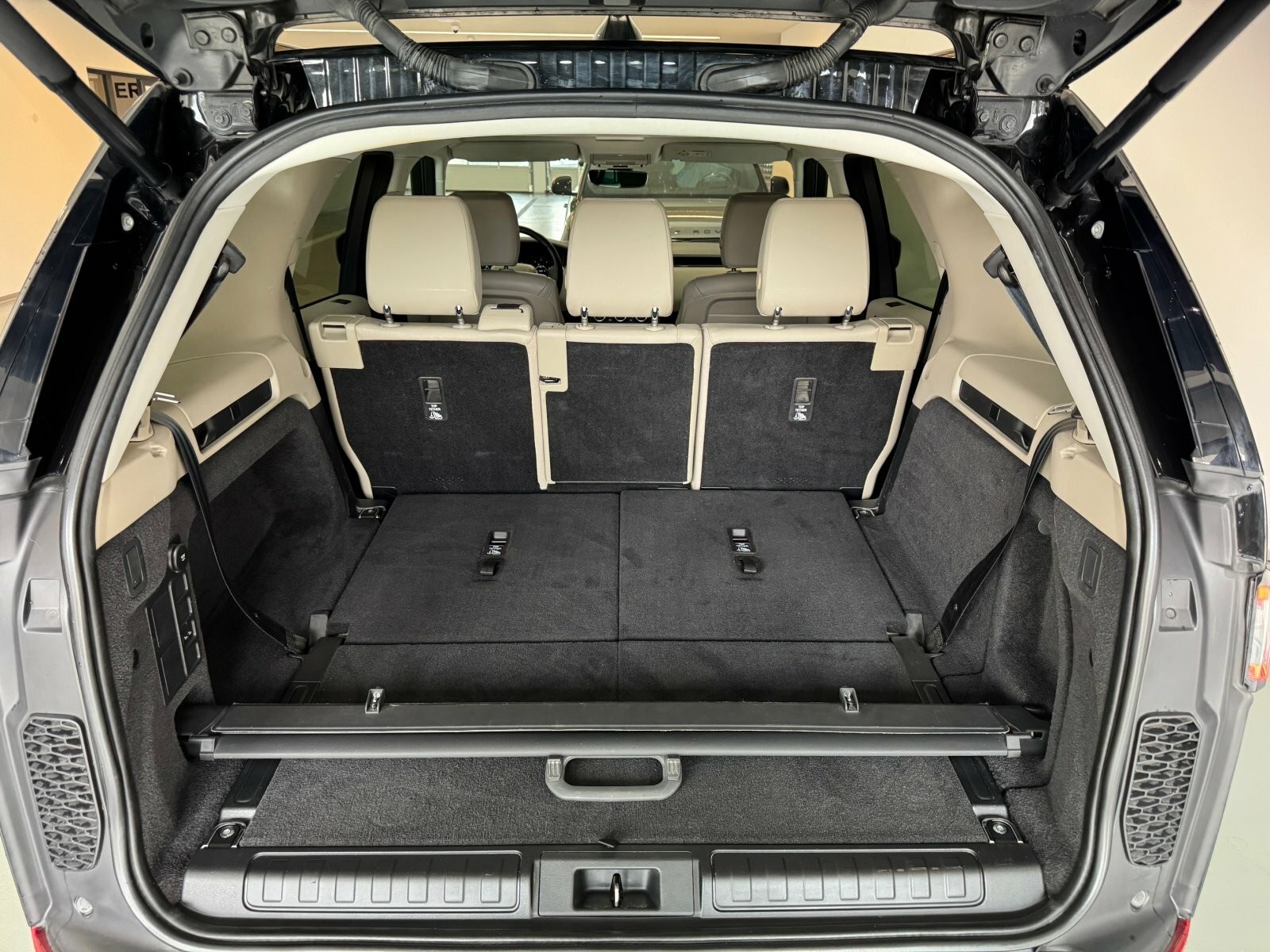 Land Rover Discovery SDV6 306hp SE 7-miestna verzia - VÝPREDAJ SKLADU JAZDENÝCH VOZIDIEL!