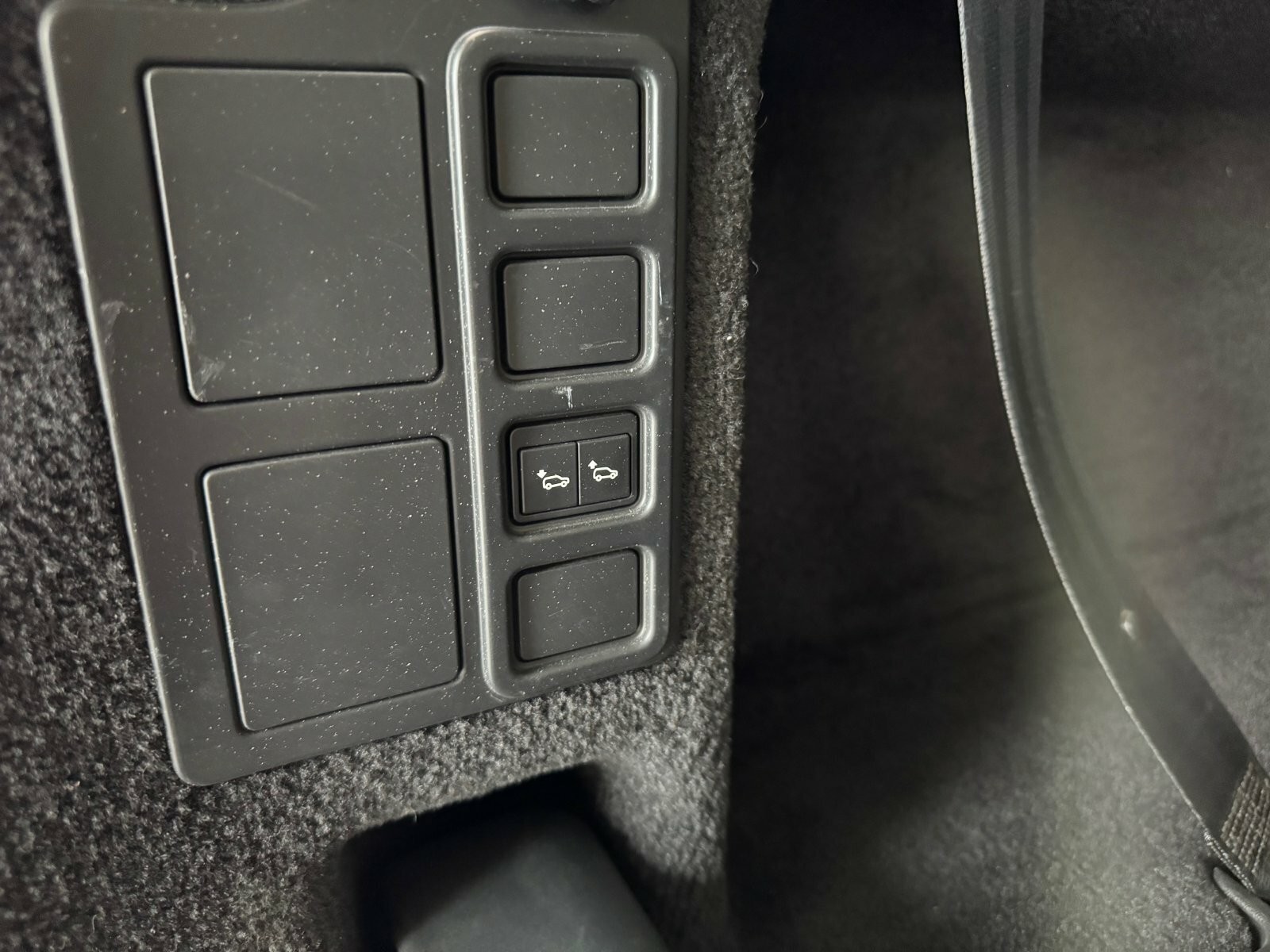 Land Rover Discovery SDV6 306hp SE 7-miestna verzia - VÝPREDAJ SKLADU JAZDENÝCH VOZIDIEL!