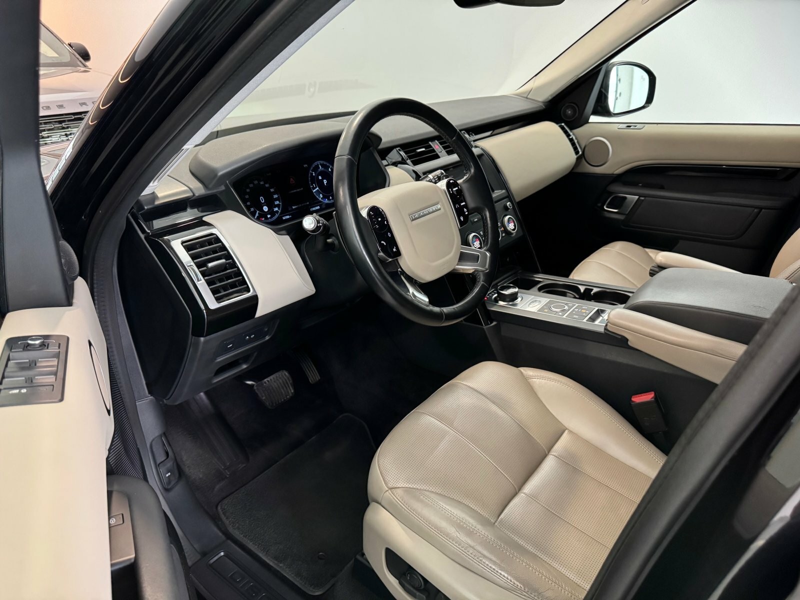 Land Rover Discovery SDV6 306hp SE 7-miestna verzia - VÝPREDAJ SKLADU JAZDENÝCH VOZIDIEL!