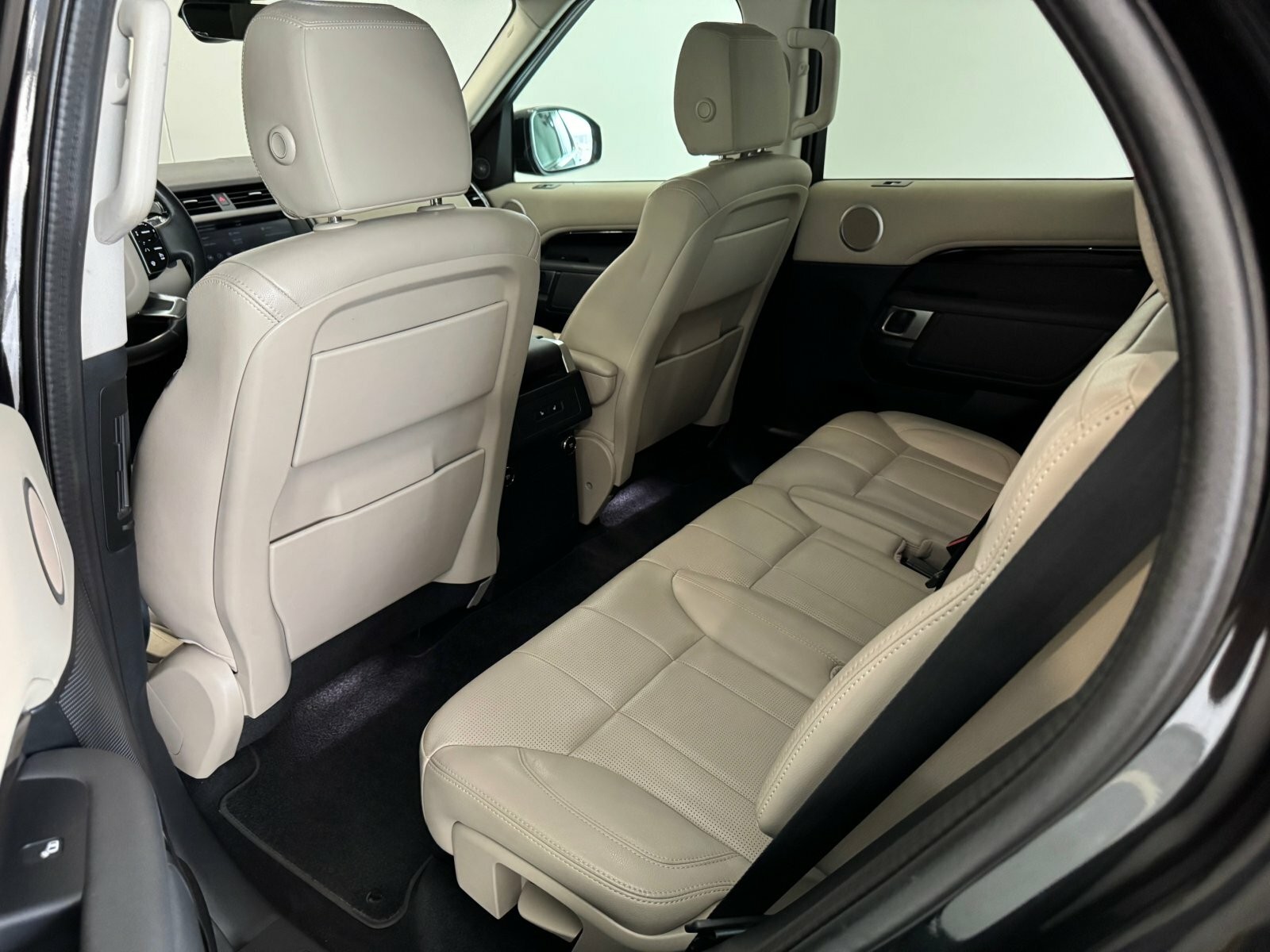 Land Rover Discovery SDV6 306hp SE 7-miestna verzia - VÝPREDAJ SKLADU JAZDENÝCH VOZIDIEL!