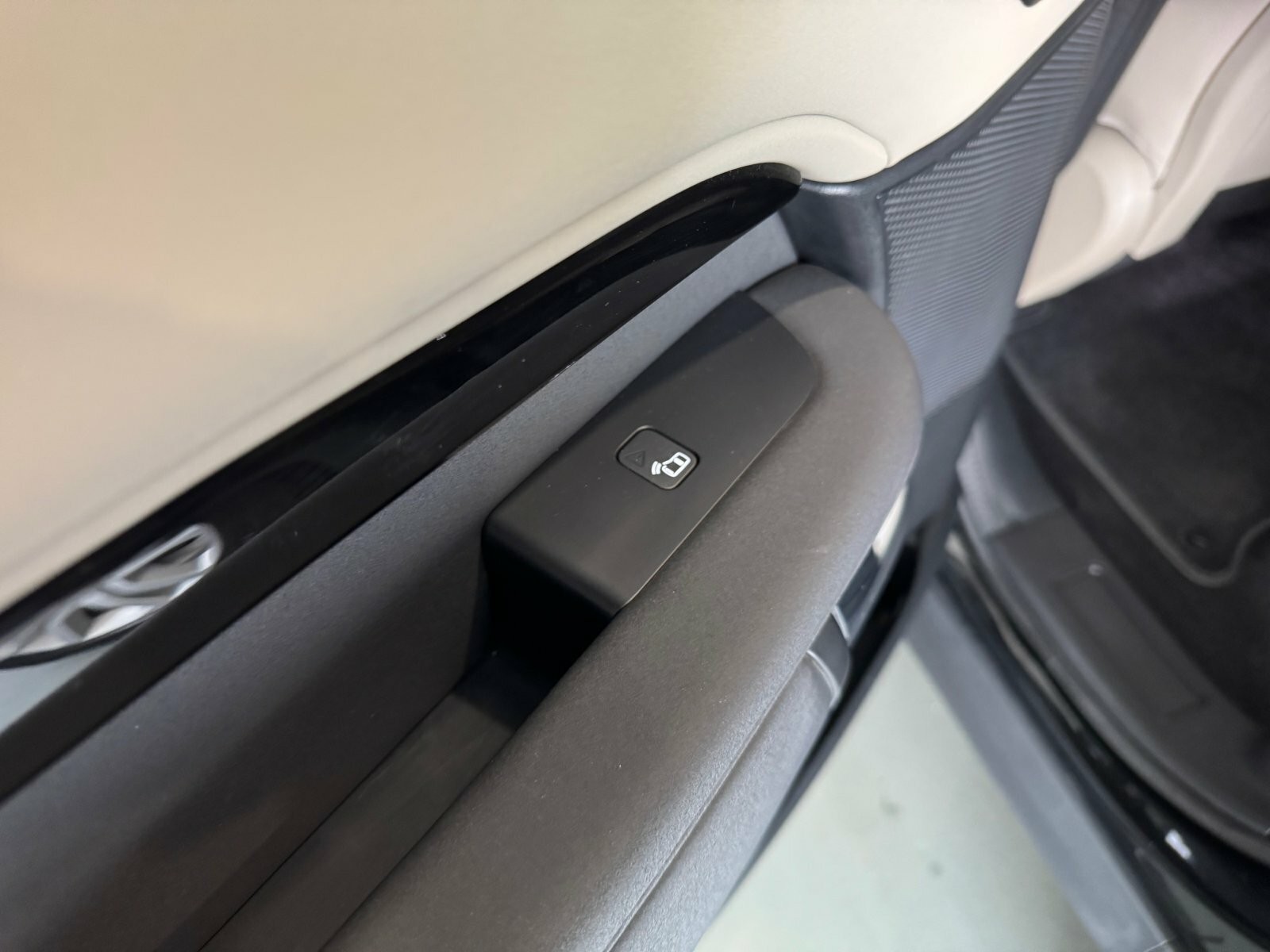 Land Rover Discovery SDV6 306hp SE 7-miestna verzia - VÝPREDAJ SKLADU JAZDENÝCH VOZIDIEL!