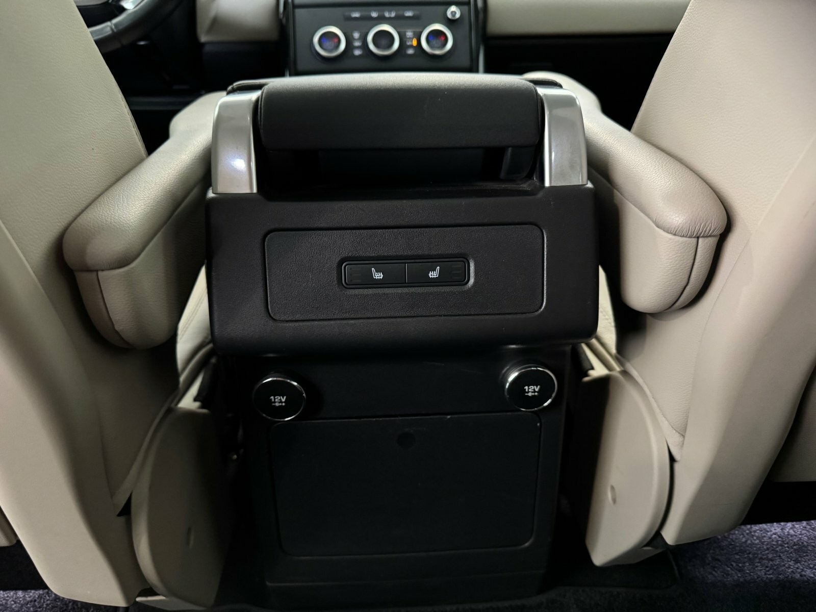 Land Rover Discovery SDV6 306hp SE 7-miestna verzia - VÝPREDAJ SKLADU JAZDENÝCH VOZIDIEL!