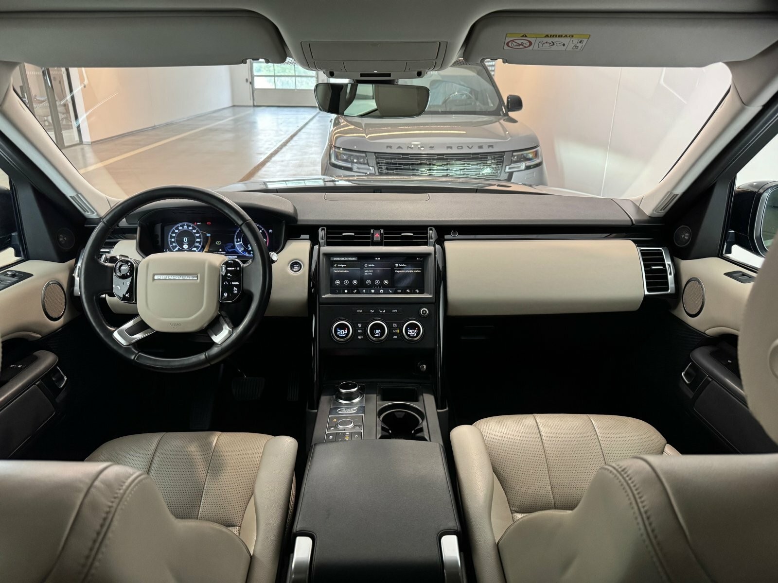 Land Rover Discovery SDV6 306hp SE 7-miestna verzia - VÝPREDAJ SKLADU JAZDENÝCH VOZIDIEL!