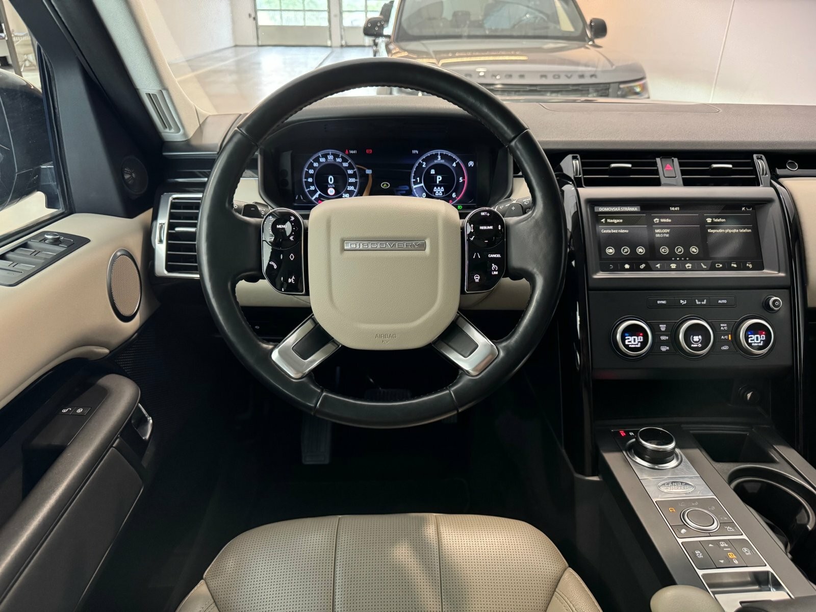 Land Rover Discovery SDV6 306hp SE 7-miestna verzia - VÝPREDAJ SKLADU JAZDENÝCH VOZIDIEL!