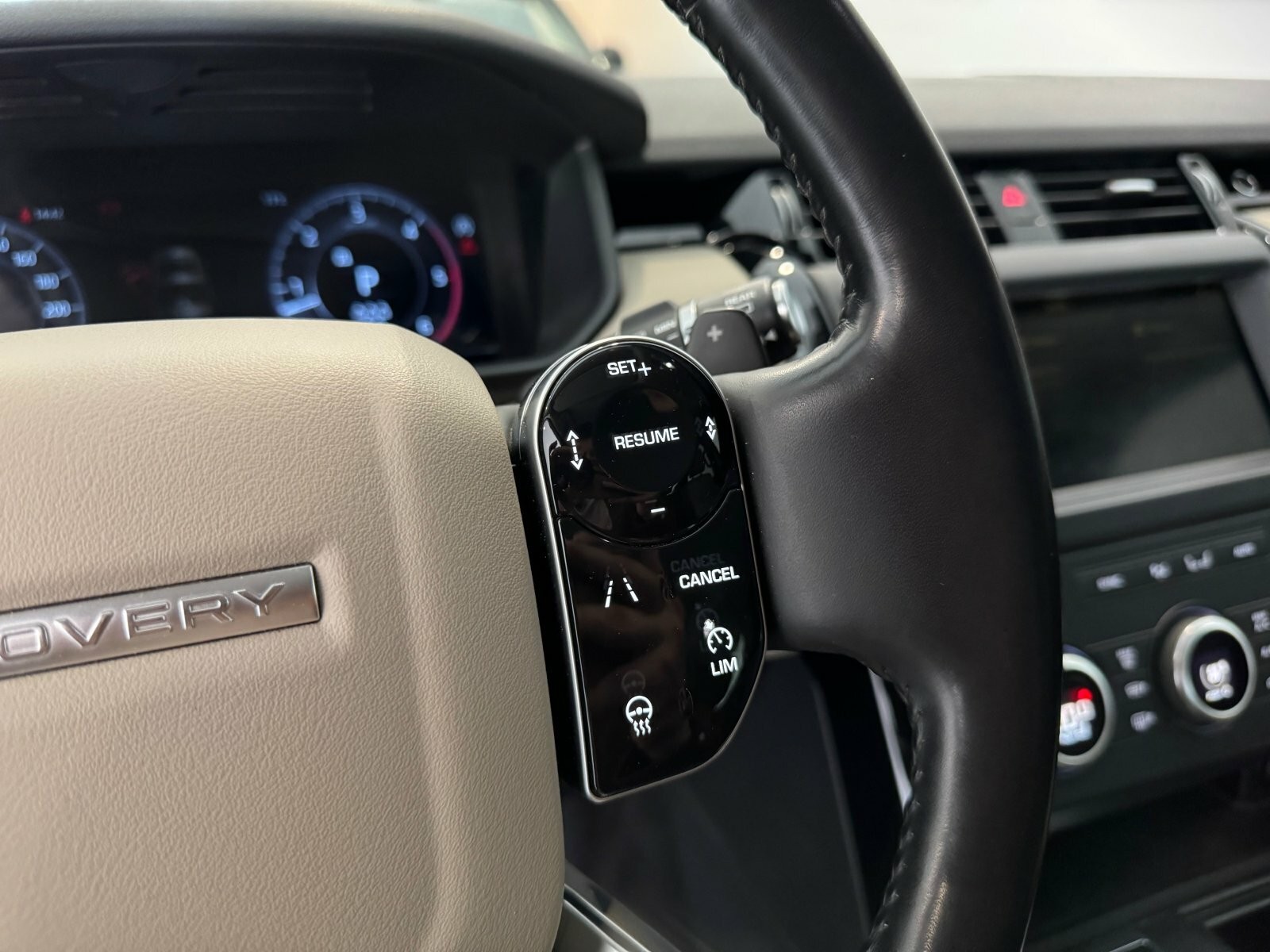 Land Rover Discovery SDV6 306hp SE 7-miestna verzia - VÝPREDAJ SKLADU JAZDENÝCH VOZIDIEL!