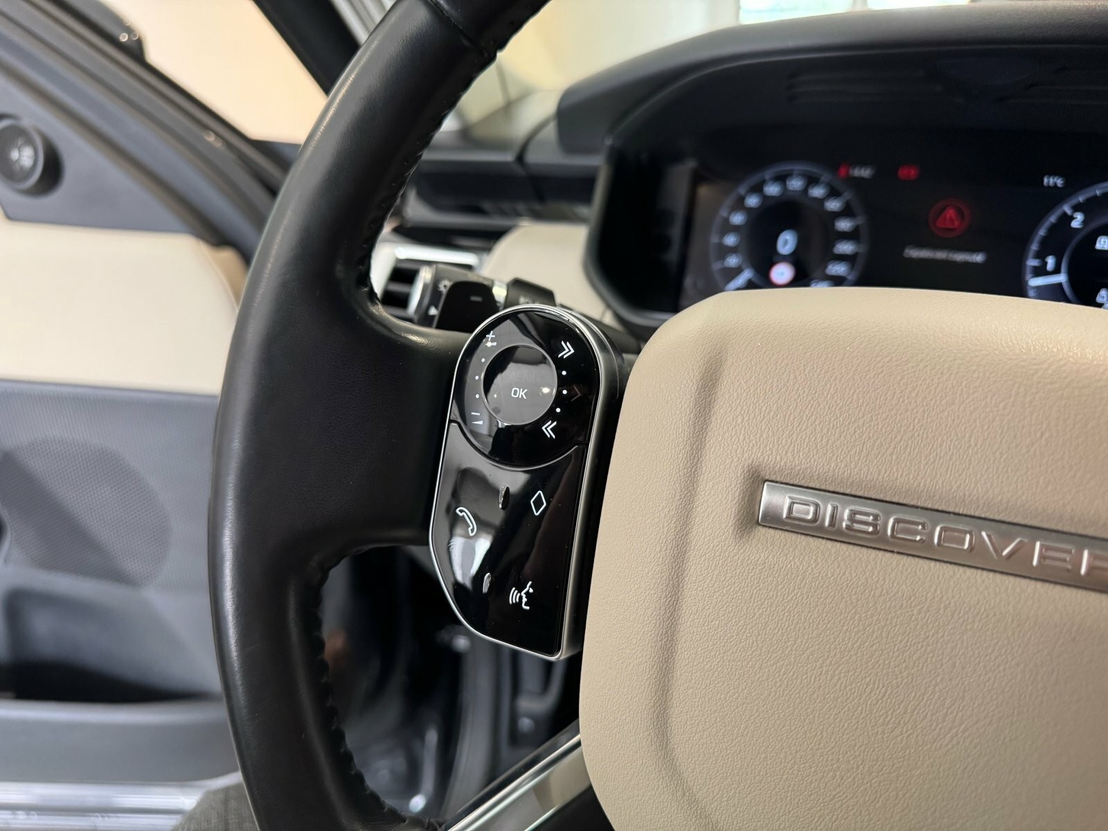 Land Rover Discovery SDV6 306hp SE 7-miestna verzia - VÝPREDAJ SKLADU JAZDENÝCH VOZIDIEL!