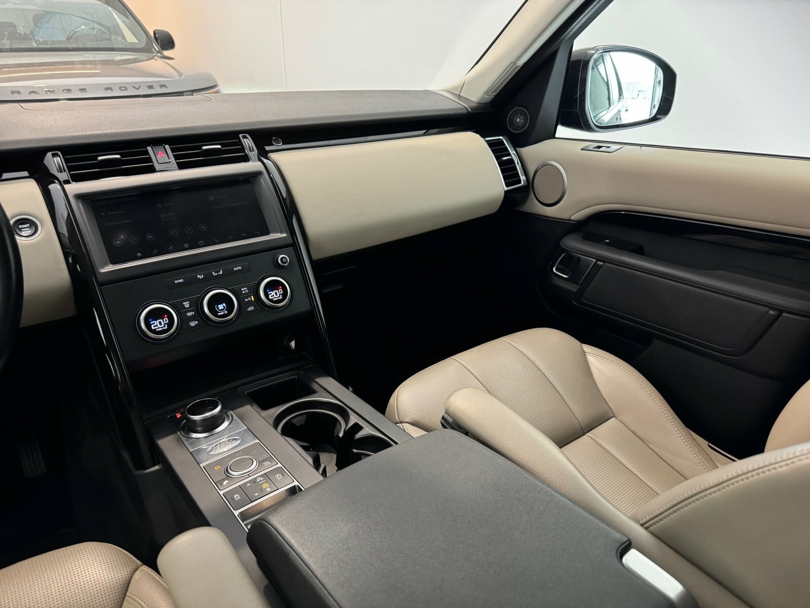 Land Rover Discovery SDV6 306hp SE 7-miestna verzia - VÝPREDAJ SKLADU JAZDENÝCH VOZIDIEL!