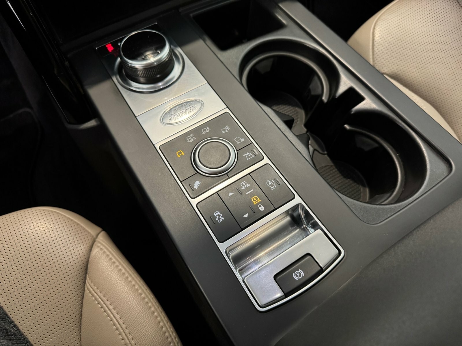 Land Rover Discovery SDV6 306hp SE 7-miestna verzia - VÝPREDAJ SKLADU JAZDENÝCH VOZIDIEL!