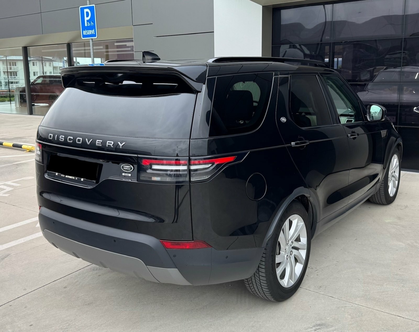 Land Rover Discovery SDV6 306hp SE 7-miestna verzia - VÝPREDAJ SKLADU JAZDENÝCH VOZIDIEL!